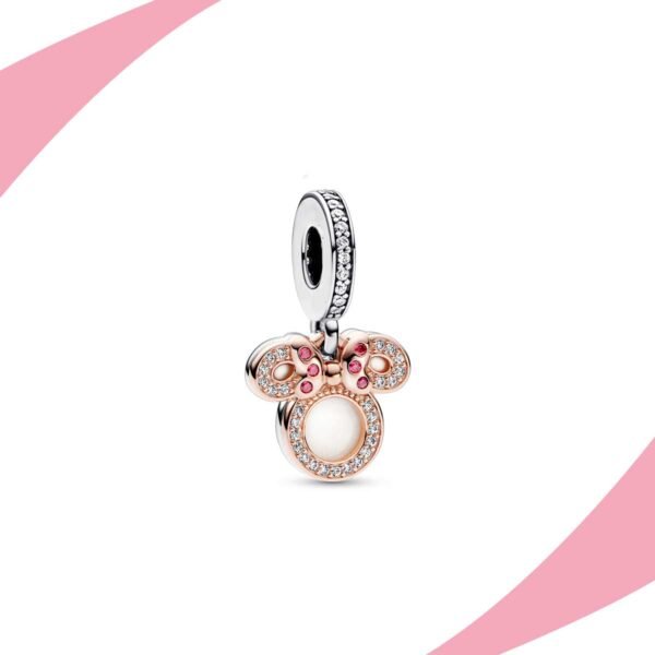 Charm colgante con silueta de orejas redondas, moño en oro rosa y centro nacarado, con circonias. Super Charms México.