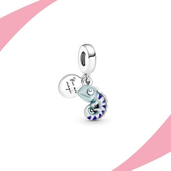 Charm colgante de dos piezas: un camaleón en esmalte y una medalla grabada. Super Charms México.