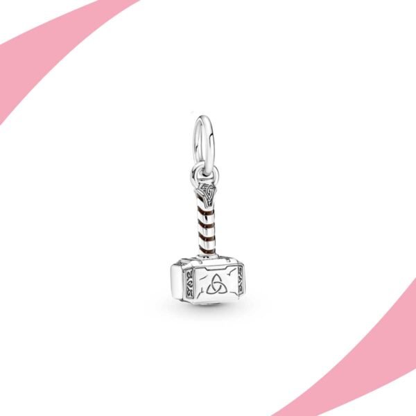 Charm colgante en forma de martillo con símbolos grabados y mango envuelto. Super Charms México.